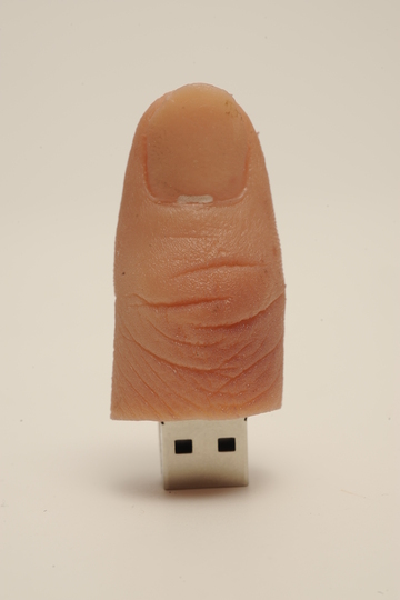 Good Taste? Bad Taste?: USB Stick in the shape of a Finger, China, 2009, Sammlung Werkbundarchiv – Museum der Dinge, Berlin.
