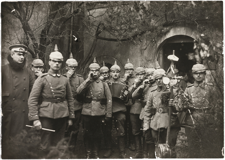 War and Propaganda 14/18: Heinrich Hoffmann, Eine improvisierte Musikkapelle, 1915, Fotografie auf Gelatineentwicklungspapier, 12 x 16,9 cm, Münchner Stadtmuseum