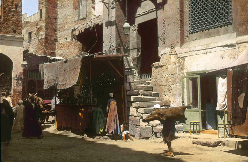 Postcards from Egypt 1912: A Street View in Cairo with Water Carriers. © Österreichisches Volkshochschularchiv.