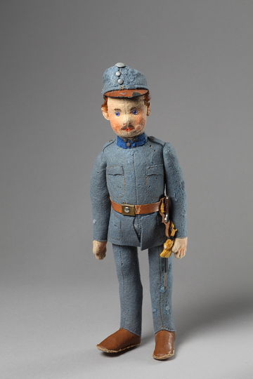 War and Propaganda 14/18: Soldier Doll in Uniform for Children, Margarete Steiff GmbH, Giengen an der Brenz, 1914, felt, plush, glass, iron, leather, wool, brass, 28 x 10 x 7 cm, Spielzeugmuseum Nürnberg