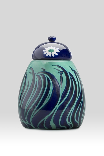 Hans Christiansen´s Jugendstil: Round bodied vase and lid with margarite decoration and blue leaves on green background („Küchentopf“), Institute Mathildenhöhe, Städtische Kunstsammlung Darmstadt, long-term loan from Sparkassen-Kulturstiftung Hessen-Thüringen, Frankfurt am Main, Photo: Gregor Schuster.