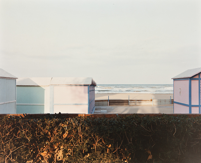 L’ITALIA CI GUARDIA: Luigi Ghirri, Riccione, 1984, da: Paesaggio italiano 1984, Collezione MAXXI
