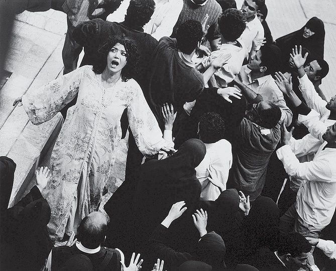 Quintessence: Feelings: POSSESSED. Shirin Neshat, Possessed, 2001  Videostill © Shirin Neshat, Collezione Sandretto Re Rebaudengo, 2013.