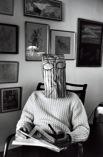 Saul Steinberg - The Americans: Untitled. (from the Mask Series with Saul Steinberg),
1961. Photo: Inge Morath © The Inge Morath Foundation/MAGNUM PHOTOS. Mask: Saul Steinberg © The Saul Steinberg Foundation /
VG Bild-Kunst 2013. His view of the American way of life, though affectionately humorous, does not exclude its darker aspects. 