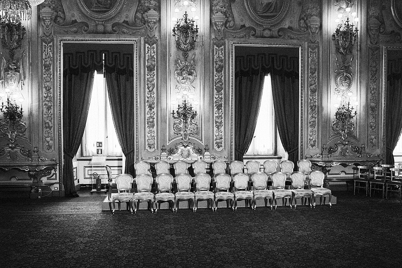 L’ITALIA CI GUARDIA: Gianni Cipriano, Roma, aprile 2013. Palazzo del Quirinale. Le poltrone dei ventuno ministri prima dell'inizio della cerimonia di giuramento del Governo Letta, 2013
