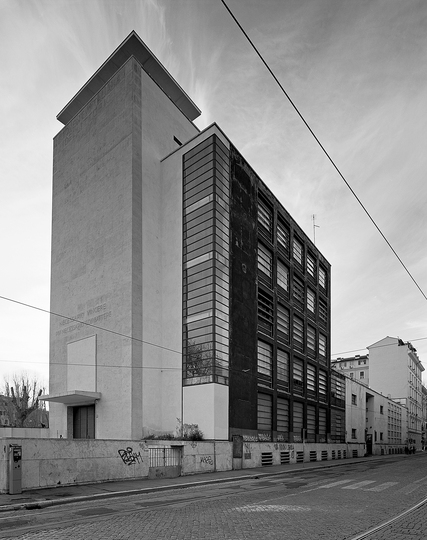 L’ITALIA CI GUARDIA: Gabriele Basilico, Roma, Casa Balilla, 2010, Collezione MAXXI
