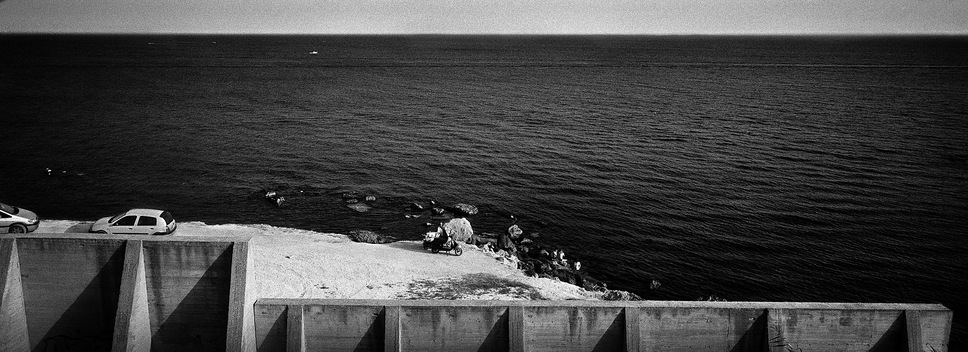 L’ITALIA CI GUARDIA: Massimo Berruti, Sicilia, Marinella: la veduta dal lungomare, 2007, Collezione MAXXI
