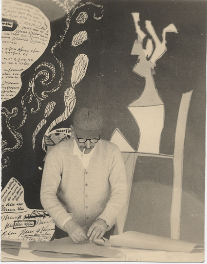 Saul Steinberg - The Americans: Saul Steinberg during the set-up of the exhibition at the American Pavilion of Expo 58, Brussels 1958 © The Saul Steinberg Foundation / VG Bild-Kunst 2013 /KMSKB-MRBAB.