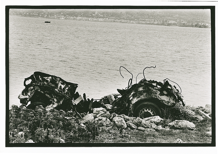 L’ITALIA CI GUARDIA: Letizia Battaglia, Sulla costa della bandita, auto rubata e abbandonata, 2007, Collezione
MAXXI
