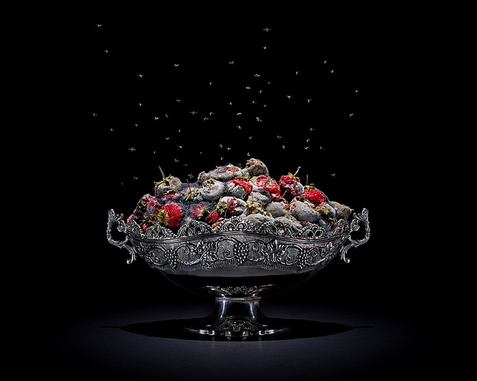 Eating in Art: A reminder that  fresh fruits go bad and that life is transient. Klaus Pichler, Serie „One Third“: Strawberries, 2011 © Klaus Pichler / Anzenberger Gallery, Vienna.
