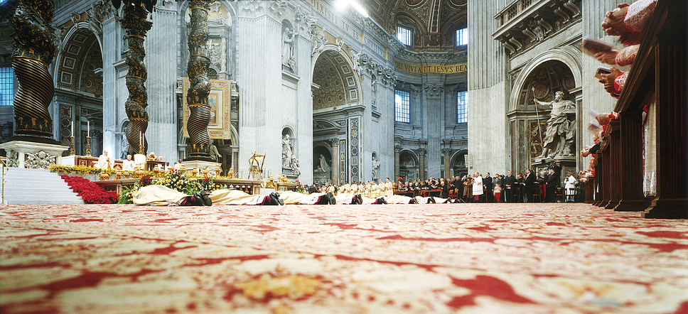 L’ITALIA CI GUARDIA: Armin Linke, Il corpo dello Stato (2002-2009), Investitura dei Vescovi, San Pietro, Courtesy Fondazione MAXXI, Collezione MAXXI
