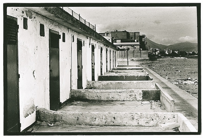 L’ITALIA CI GUARDIA: Letizia Battaglia, Stabilimento balneare abusivo su spiaggia composta di materiale di risulta, 2007, Collezione MAXXI
