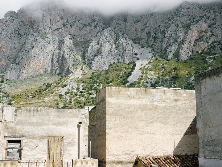 L’ITALIA CI GUARDIA: Tommaso Bonaventura Alessandro Imbriaco Fabio Severo
Vista dal balcone della casa di Gaetano Badalamenti, 2012, Cinisi, Palermo
© Tommaso Bonaventura / Alessandro Imbriaco
