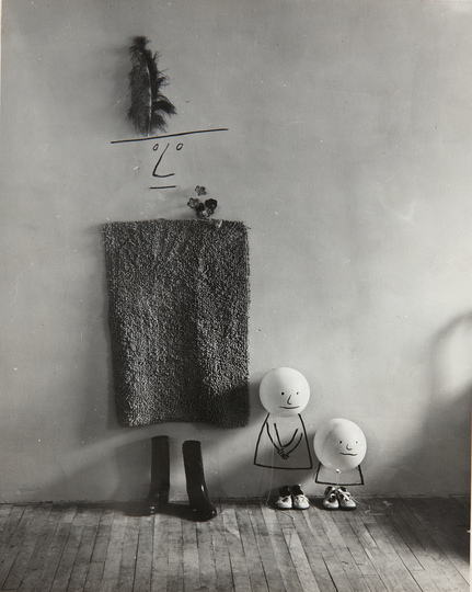 Saul Steinberg - The Americans: Untitled [Mother and Children], 1950 Gelatin silver print 25,4 x 20,3 cm. The Saul Steinberg Foundation, New York © The Saul Steinberg Foundation / VG Bild-Kunst 2013.