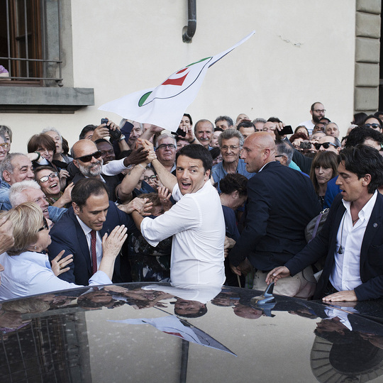 L’ITALIA CI GUARDIA: Simone Donati, Prato, maggio 2014. Il comizio di Matteo Renzi per la chiusura della campagna elettorale delle elezioni europee 2014. Matteo Renzi saluta i supporters alla fine del comizio, 2014
