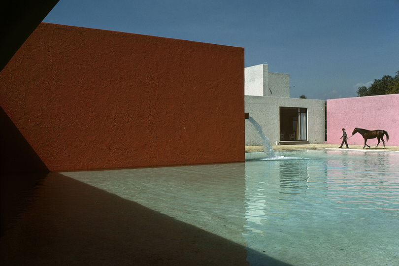 Black & white and color: In addition, Burri belongs to the protagonists of a color photography with artistic aspirations. Instead they reflect an interplay of shapes and colors, often opening up confusing, enigmatic views and vistas.  San Cristobál, Mexiko, 1976, © René Burri / Magnum Photos / Barragan Foundation