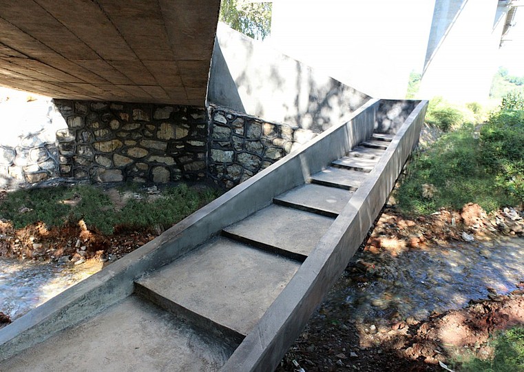 A Bridge: Steps and shaded areas provide spaces for seating and relaxation. The river has long been an obstacle between the village settlement and the agricultural production farm. 