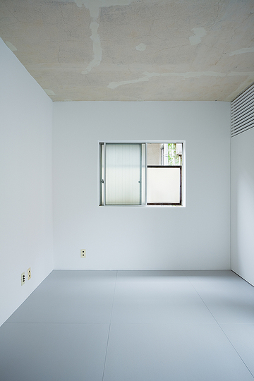 A ROOM IN MARUYAMACHO: 