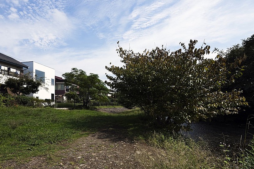 Back to the basics: The house is built next to the greenest zone of Ochiaigawa, being a simple and  white volume like a “TOFU” individualizes to it surrounding environment.