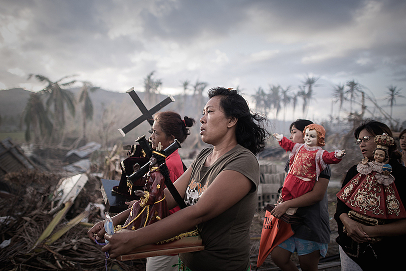 World Press Photo 2014: © Philippe Lopez, Frankreich, Agence France-Presse. Ten days after the Taifun Haiyan arrived, the survivors in Tolosa, an island in central Philippines are standing defiantly agaist the strong wind. Over four million islanders have escaped to Maila and other cities, as nearly half of the island's houses and instrastructure were destroyed.