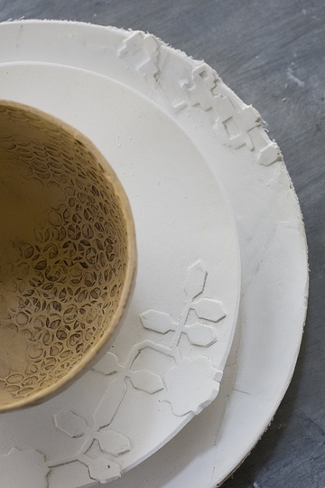 Urquiola for Rosenthal: Surface details. The development of Landscape (2008) took a total of two years. It is characterized by three-dimensional reliefs, which on the one hand lend the porcelain a delicate, translucent look reminiscent of the famous paragon of Chinese rice grain porcelain, while on the other the decoration calls to mind open lacework such as  traditional Italian and Spanish craft workers have been making for centuries.