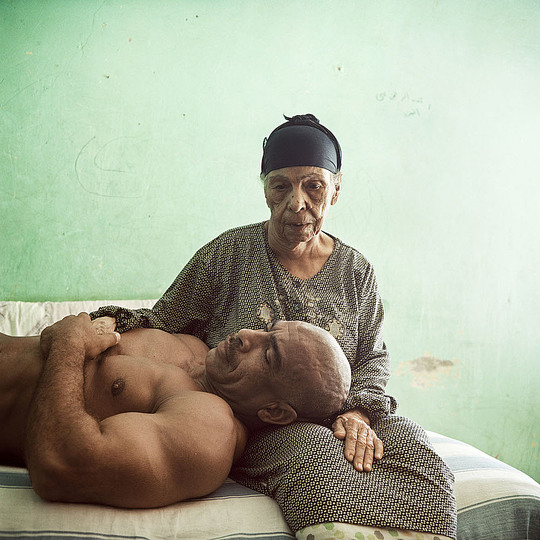 World Press Photo 2014: © Denis Dailleux, Frankreich, for Agence Vu. Aid and his mother. The Egyptian bodybuilder is posing with his mother. In Egypt he is very popular.