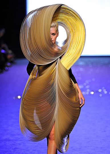 Carta. Materia viva, vibrante, mutevole.: For GORAN LELAS F/W 2013-14 Milano Moda Donna 2013 A/I Camera della Moda.
Dress sculpture in paper gold and in yellow polypropylene strapping bands. 
Single pieces hand made