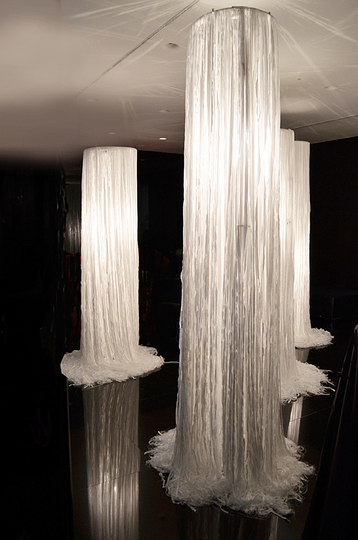 Carta. Materia viva, vibrante, mutevole.: HOTEL BOSCOLO Milano
in collaboration with DILMOS
in occasion of FuoriSalone 2013 
Mpise - Columns of light in fiber polyester 
with iron structure inside
numbered edition handmade