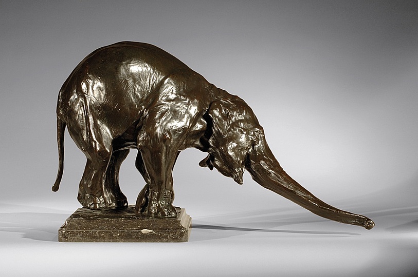 Rembrandt Bugatti: Rembrandt Bugatti, Asian Elefant (»er wird es schaffen«),
große Fassung (Éléphant d’Asie »il y arrivera«, le grand modèle), 1907, Bronze
44 x 78 x 27 cm. David und Marie Cooper. Photo: Peter John Gates.