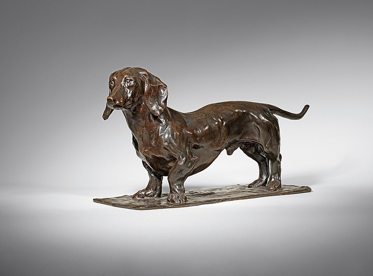 Rembrandt Bugatti: As a young man Rembrandt Bugatti had already found the subject of his life's work - the animal. Rembrandt Bugatti, „Mon chien Wurst“, circa 1905, Bronze, 26 x 53 x 17 cm. Private Collection. Photo: Ken Adlard.