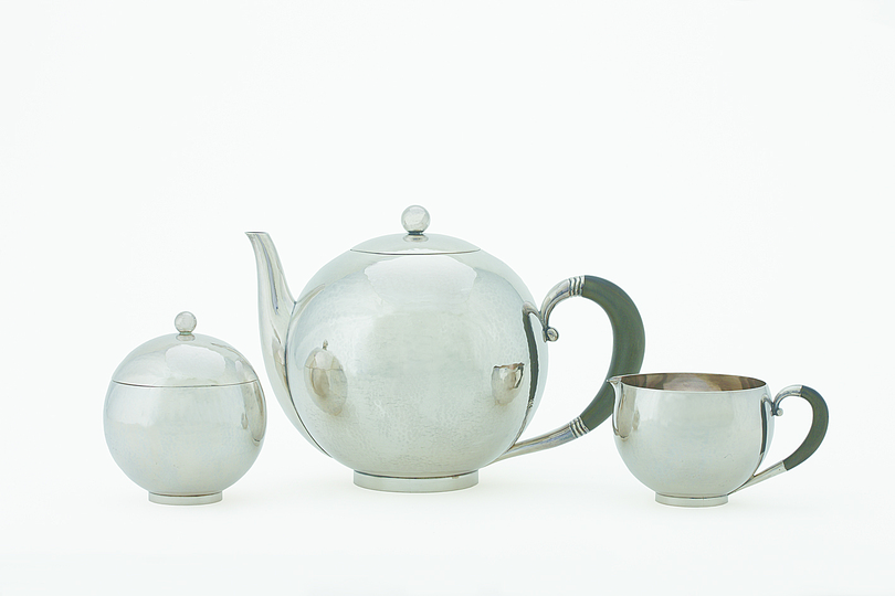 20th Century Silver Tea and Coffee Sets: Tea service designed and produced by Georg Jensen in 1944/45. Material: pressed and embossed silver and wood. Courtesy: Grassi Museum für Angewandte Kunst, Leipzig. Photo: Christoph Sandig.