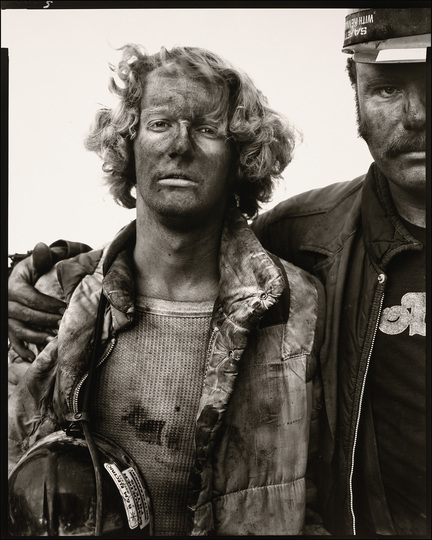 Avedon & His Friends: Between 1979 and 1984 Avedon travelled through seventeen states of the American West and took pictures of miners, farmers, factory workers, vagrants and socially marginalised people. The series ‘In the American West’ vividly captures the demise of the oil and coal production and other sectors of the economy. ‘In the American West’ shows the flipside of the great American Dream, but the series also bears witness to the pride and dignity of the sitters in the face of hardship and scant hope for a better future. Richard Avedon, Mike Bencich, Dan Ashberger, Coal Miners, Somerset, Colorado, August 29, 1980, 1984-85, gelatin silver print, 59,6 x 47,1 inches, Udo and Anette Brandhorst Collection © 2014 The Richard Avedon Foundation.