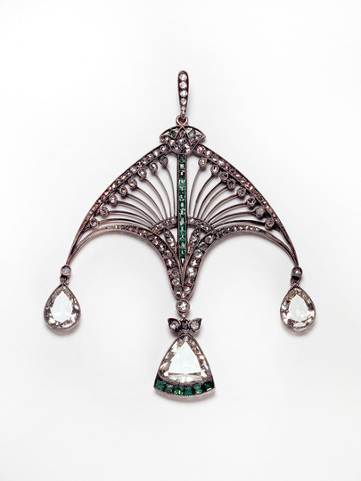 The World of Fabergé: Pendant, Moscow, early 20th century, House of C. Fabergé, silver alloy, brilliants, rose-cut diamonds, emerald, 6 x 4,8 cm © The Moscow Kremlin State Historical and Cultural Museum and Heritage Site.