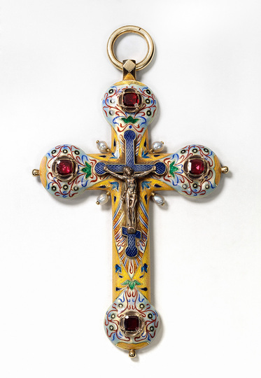 The World of Fabergé: Pectoral Cross, Saint Petersburg, between 1899 and 1908, House of C. Fabergé, artist: August Hollming, gold, almandines, pearls, enamel on guilloché ground, painted enamel, 13,6 х 8 cm © The Moscow Kremlin State Historical and Cultural Museum and Heritage Site.