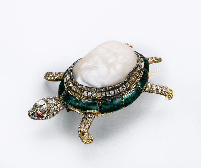 The World of Fabergé: Brooch: Tortoise, Saint Petersburg, third quarter of 19th century, gold, brilliants, rose-cut diamonds, sapphire, 6,7 х 4,5 cm © The Moscow Kremlin State Historical and Cultural Museum and Heritage Site.