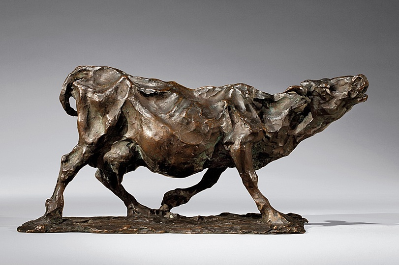 Rembrandt Bugatti: While at first predominantly depicting cattle, he later found more exotic models in the zoological gardens in Paris and Antwerp. Rembrandt Bugatti, Howling Cow (Vache meuglant), 1901, Bronze, 20 x 40 x 17 cm. Private Collection, London. Photo: Peter John Gates
