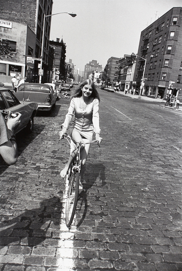 Prince of the streets: During the post-war years, there was a change in the attitude of women, based on an intense exercise of inner and outer freedom. Garry Winogrand, Untitled, c. 1975. © Garry Winogrand