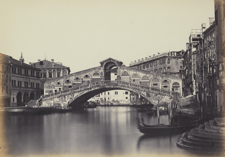 Venice without Tourists: Antonio Perini (1830-1879), Rialto Bridge seen from the south, c. 1858, Albumen paper © Bayerische Staatsgemäldesammlungen/Collection Dietmar Siegert