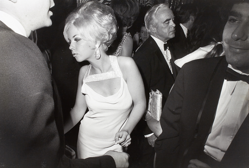 Prince of the streets: Following the women through the streets of Manhattan and joining them at high society parties, Winogrand’s camera observes how they occupy public space with self-confident grace and how social transformation manifests in their body language and habitus. Garry Winogrand, Centennial Ball, Metropolitan Museum of Art New York, 1969. © Garry Winogrand