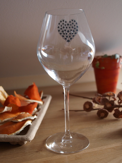 Serve Up!: Wine tasting Glass with grey heart of flowers
what an elegant wine tasting glass with a grey heart of flowers! Its volume can be up to 43cl. The heart of flowers exist in white, gold and red. Designer : A. Passaquin. Stand name : VAGABONDE INTERNATIONAL