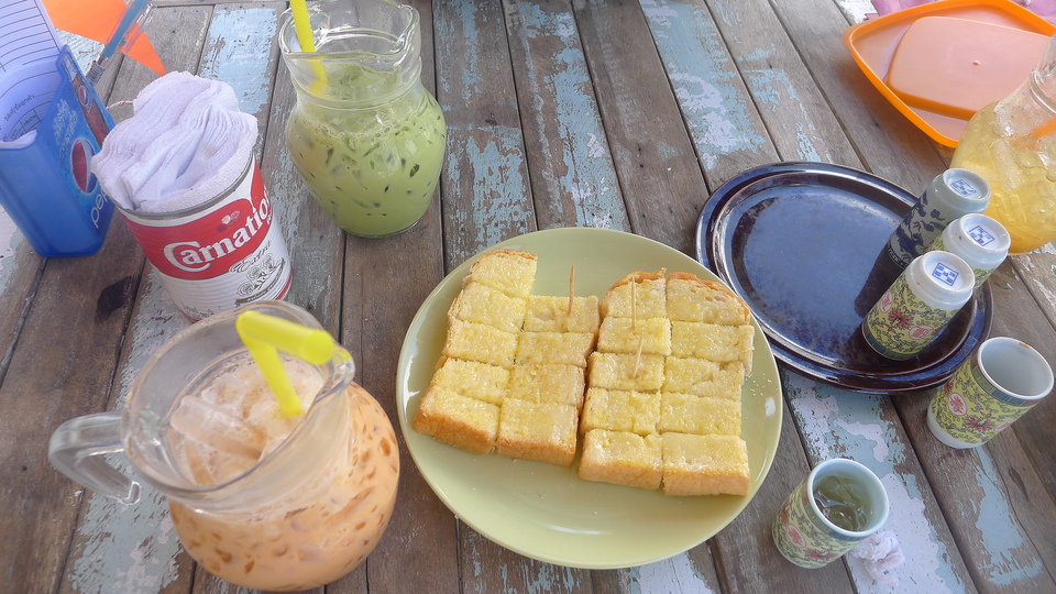 Thai Culinarium: Milk toast, Thai red milk tea, Thai green milk tea