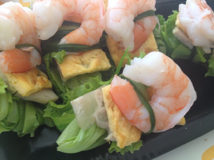 Thai Culinarium: Shrimp, egg and salad pockets