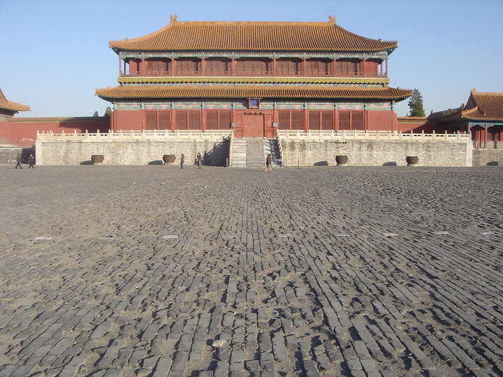 Non-place, Space between: Ceremonial space: The vast spaces in the Forbidden City in Beijing have been designed to accomodate large-scale royal ceremonies.