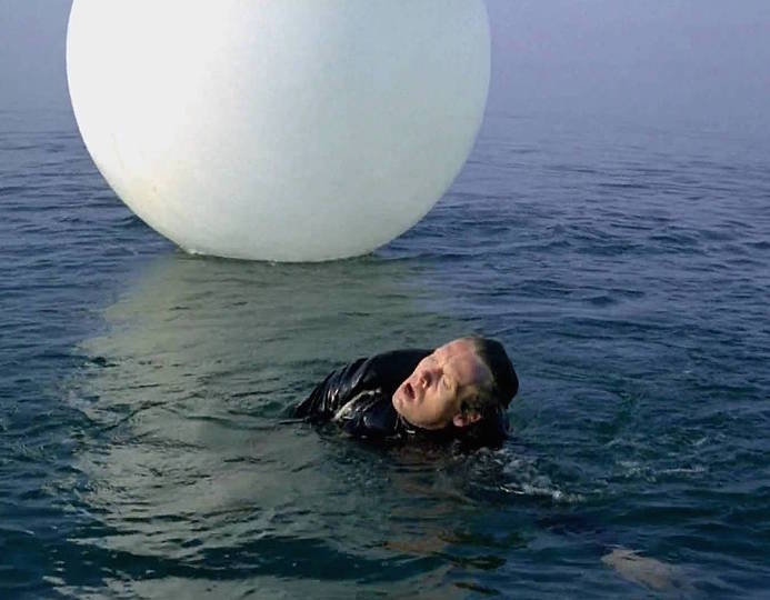 A short history of bubbles: Balloons also found their way into television series: In 'The Prisoner', an iconic British Science Fiction series filmed between 1967 and 1968, the main protagonist finds himself captured in ‘The Village’. When he attempts to escape, he is followed and captured by an large white balloon called Rover, an autonomous, intelligent object.


(Patrick McGoohan as Number Six,  followed by autonomous balloon Rover in The Prisoner, 1968)